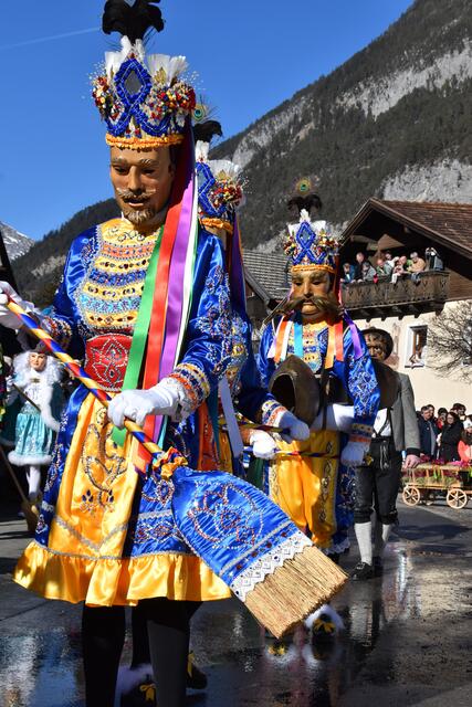 Schellerlaufen bei frühlingshaftem Wetter: Der schöne Zug durchs Dorf wurde von tausenden Zuschauern begleitet. Neben den farbenprächtigen Kostümen, die in mühevoller Kleinarbeit gemacht wurden, sind es vor allem auch die künstlerisch hochwertigen Holzmasken, die dem Schellerlaufen noch mehr Glanz verleihen. 