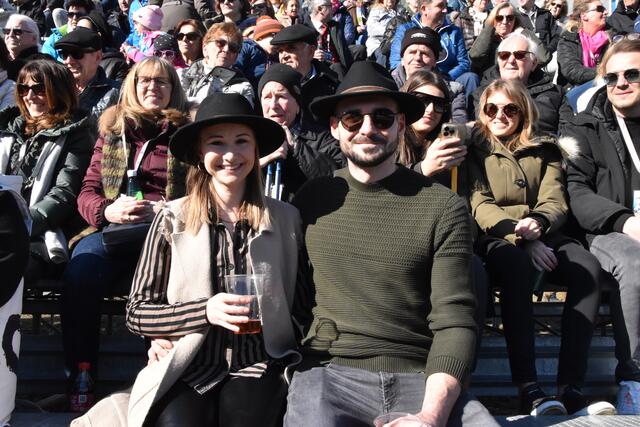Julia und Romed genießen die Show der zahlreichen Brauchtumgsgruppen. | Foto: Kendlbacher