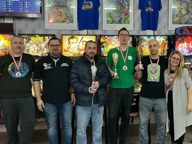 v.l.n.r. Arno Nöbl (IFPA AUT), Stefan Riedler (FlippArena), Botka Boldizsar (3.), Vid Kuklec (1.), Zeljko Vasic (3.), Zana Hrastovsek (4) | Foto: Vöcklabrucker FlipperSportVerein - FlippArena
