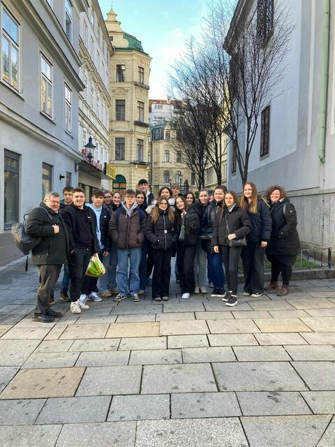 Die 3AK auf dem Weg zur Gruft.