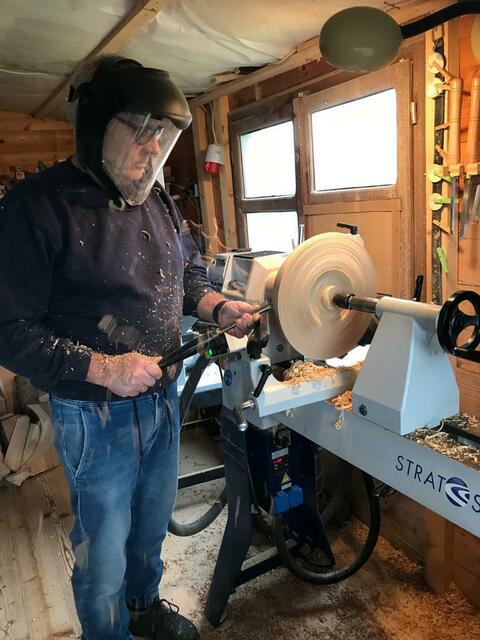 In seiner Werkstatt hat Sepp schon einige Maschinen angeschafft. | Foto: Foto: Nusshall