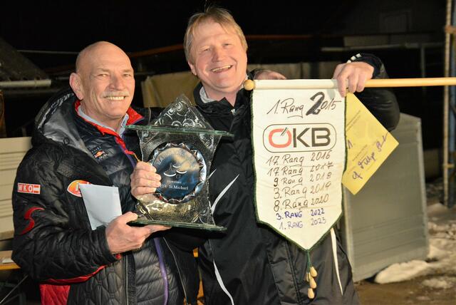 ESV-Obmann Horts Streitmaier übergibt den Wanderpokal an Franz Unger
