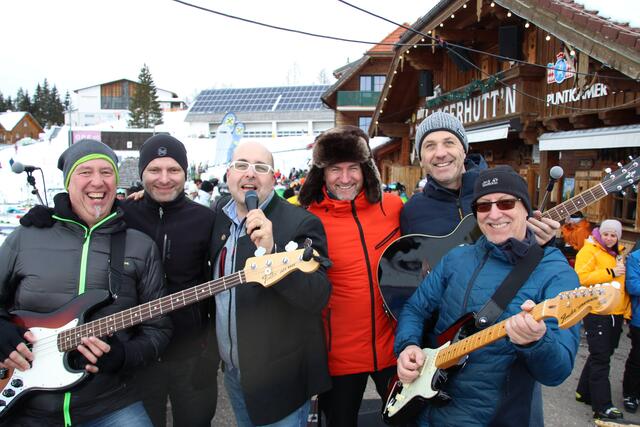 Hüttenwirt Rainer Ramsebner (3.v.li.) mit der Band "Nie-Rosta". | Foto: BRS/Staudinger