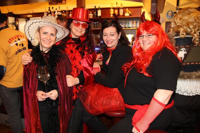 In Feierlaune: Theresa, Manuela, Cornelia und Ursula.