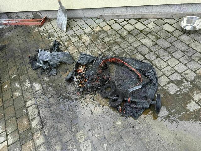 Die Mülltonne wurde von einem Anrainer gelöscht. Die Feuerwehr kontrollierte den Rest auf Glutnester | Foto: Feuerwehr Forchtenau