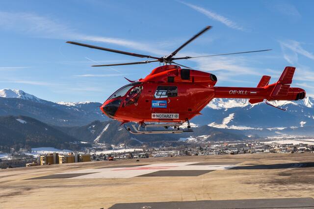 Der Verletzte wurde mit dem Notarzthubschrauber in das KH Zams geflogen. | Foto: Zeitungsfoto.at / Symbolbild