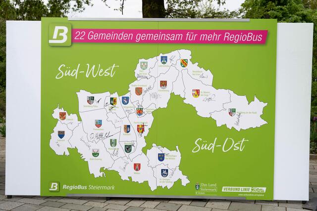 Die 22 Gemeinden die mit dem Land die RegioBus Verbesserungen nach und von Graz auf den Weg gebracht haben. | Foto: Land Steiermark / Resch