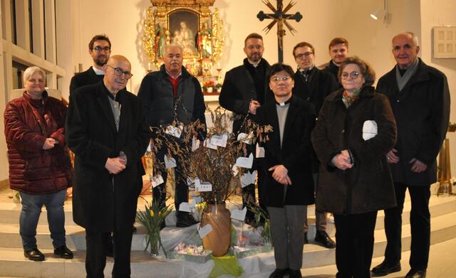  Die Mitwirkenden bei der Präsentation des Kirchenführers der Pfarrkirche Frauental mit Pfarrer Mag. Istvan Hollo, sowie den PfarrgemeinderätInnen und Kaplan Stephan Kim 