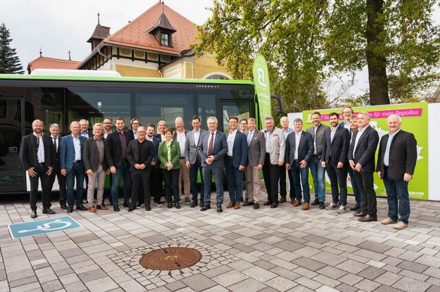 Vertreter der 22 Gemeinden die mit dem Land Steiermark den RegioBus von und nach Graz mit zahlreichen Verbesserungen ab Juli 2023 finanzieren. | Foto: Land Steiermark / Resch