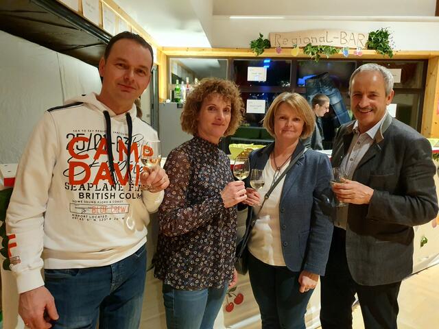 Anton Falkensteiner, Elfi Burmetler und Bettina Bodner mit Bürgermeister Franz Singer | Foto: Erika Kollmann-Till