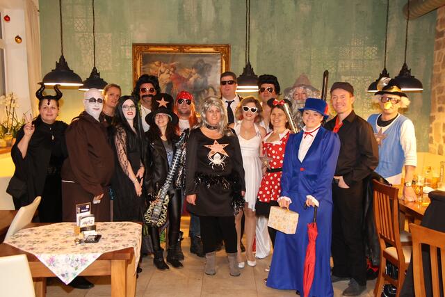 Eine große Gruppe Maskierter traf sich im Vorfeld im Restaurant Cavallino und bereitete sich auf den großen Auftritt vor.