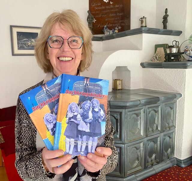 Rosi Lochmann mit ihrem neuen Werk „Nachkriegskinder“.