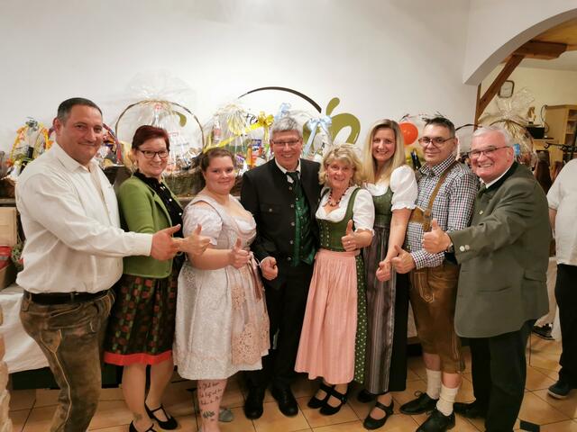 Gute Laune beim 42. Bauernball: Hans-Jürgen Lackner, Marion Lackner Mosinzer, Michelle Just, Bauernbundobmann Franz Reiterer mit Gattin Gabriele, GR Beate Wallner, Hannes Bauer und Landwirtschaftsstadtrat Karl Pölzelbauer.
