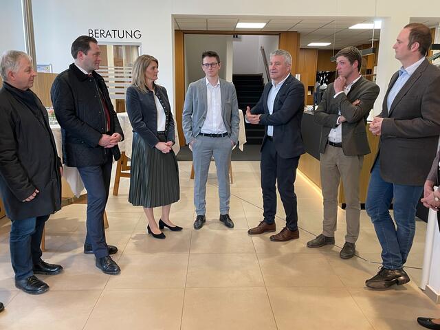 Nationalrat Nikolaus Prinz, Minister Norbert Totschnig, Ortsbäuerin Romana Peterseil, Bankstellenleiter Harald Hintersteininger, Bankdirektor Johann Fröschl, Christoph Mayrhofer und Ortsbauernobmann Johann Diwold.
