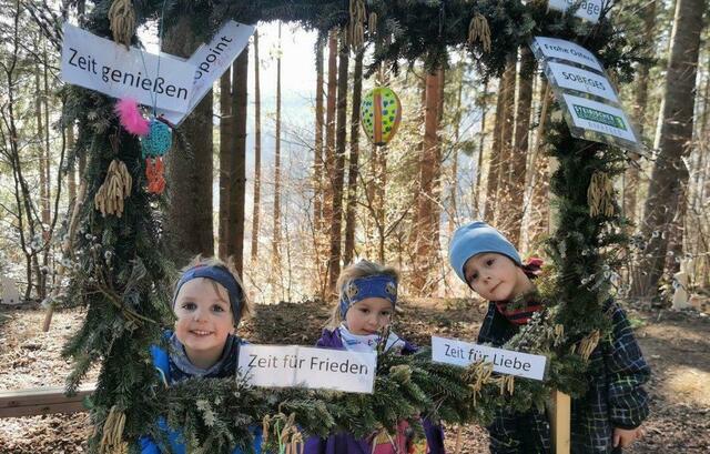 Alle haben ihre freude daran, den österlich dekorierten Galgenwald zu besuchen.