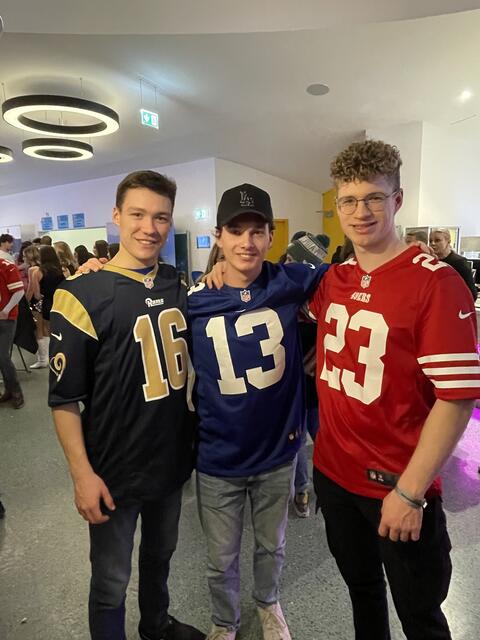 MAximilian , Tom und Domi glaubten an einen Sieg der Phialdelphia Eagles.  | Foto: Michael Steger