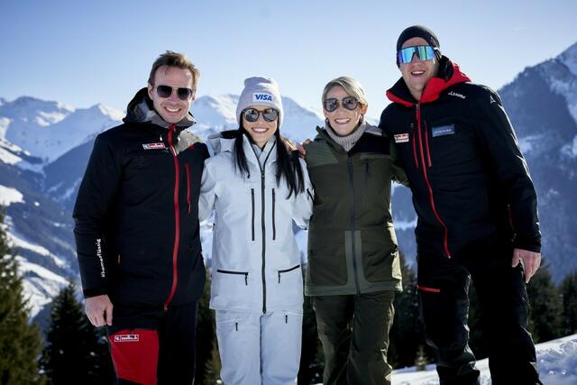 Vlnr: Martin Enn (Obmann Tourismusverband Saalbach), Anna Veith (Ski-Olympia- und WM-Siegerin), Stefanie Ahammer (Country Managerin Visa Österreich) und Fritz Breitfuß (Geschäftsführer Saalbacher Bergbahnen GmbH) beim Shooting. | Foto: VISA/Stefan Leitner