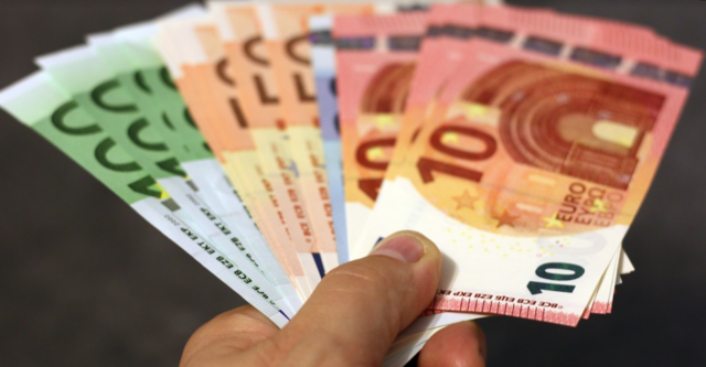Durch die Überbezahlung von drei Staatssekretärinnen und einem Staatssekretär flossen 12.000 Euro an Steuergeldern. Jetzt wird die Rechtslage geprüft und eine Rückzahlung in Erwägung gezogen. | Foto: pixabay/moerschy