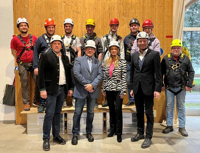 Im Bild (von links): Die Kursteilnehmer mit Landesinnungsmeister Josef Frauscher, Landesinnungsmeister Othmar Berner, AUVA-Landesstelle-Linz-Direktorin Marina Pree-Candido und Innungsgeschäftsführer Markus Hofer. | Foto: WKOÖ