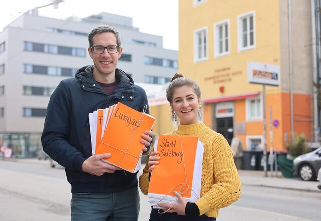Kay-Michael Dankl und Listenzweite Natalie Hangöbl freuen sich über die Unterschriften, die ihnen einen Antritt im gesamten Land Salzburg ermöglichen.  | Foto: Sarah Pansy