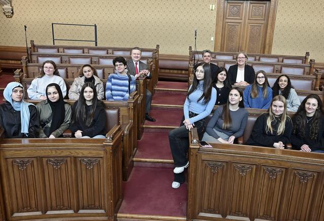 Im Anschluss an das Treffen mit Bürgermeister Ludwig bekamen die Schülerinnen und Schüler eine kleine Stärkung und eine Führung durch das Rathaus. | Foto: C.Jobst/PID
