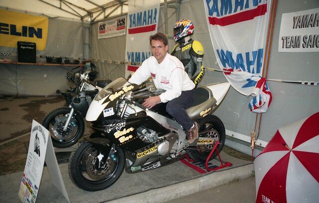 „1997 war mit dem Vizemeistertitel in der Klasse Supersport  600 das bisher erfolgreichste, aber auch das schwierigste Jahr!“ stellte Horst Saiger damals fest. „Die beiden  YZF 600 R sind 96er und 97er Modelle. Ausgelutscht, die Konkurrenten verkaufen die Maschinen nach der Saison – das geht bei mir aber aus Kostengründen nicht!“ stellte er damals in seinem 3. Rennjahr fest. Foto Ainerdinger