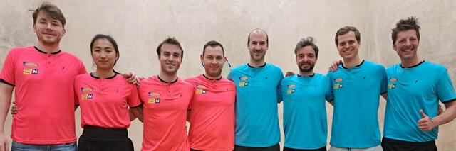 Die beiden Teams mit den neuen Eye Rackets Austria Dressen von l.n.r.: Clemens Preissl, Jacky Peychär, Mike Haunschmid, Alexander Füzes, Simon Rösner, Jakob Dirnberger, Marcus Greslehner und Präsident Happy Freudensprung | Foto: Squash Union