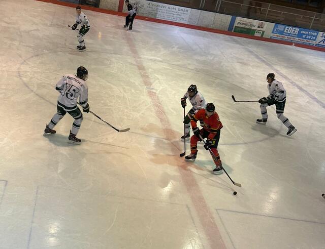 Lokomotive Bischofshofen versus Dark Green Ravens in der Eishalle Berchtesgaden, 11. Februar 2023. | Foto: Florentine Macheiner