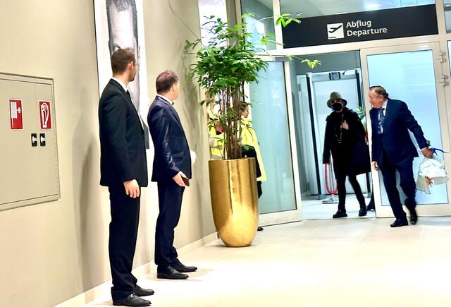 Eine vermummte, ältere Dame, ganz in Schwarz, betritt den Flughafen Wien-Schwechat. Die Rede ist von Hollywood-Star Jane Fonda, die am Montagvormittag, 13. Februar, in Wien gelandet ist. | Foto: Andreas Tischler / picturedesk.com