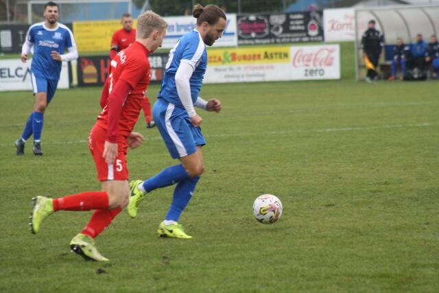 Der Traum von der sofortigen Rückkehr in die Bezirksliga ist für den SK Asten (r. Lukas Wurmlinger) sicher noch nicht ausgeträumt. 