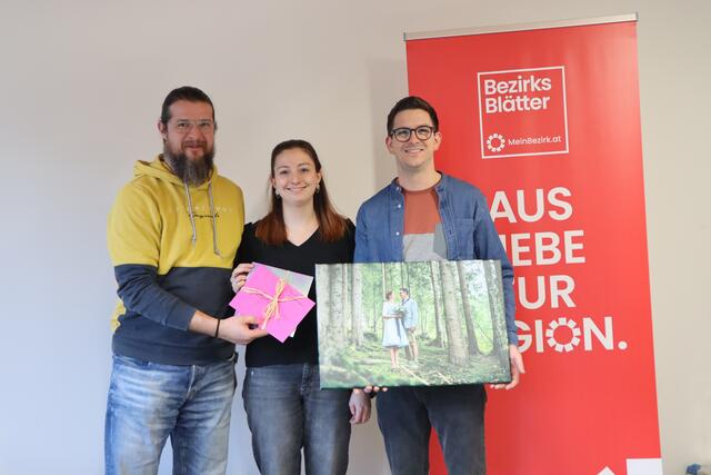 Harald Neuhold, Geschäftsstellenleiter Osttirol, überreicht Alina und Thomas Hofmann die Wellness-Gutscheine. | Foto: Scheiber