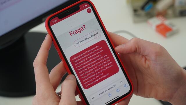Mit dem neuen Tool sind Informationen immer und überall — auch über das Smartphone — abrufbar. So informiert der Bot beispielsweise über Ärzte in Wagrain. | Foto: Felix Hallinger