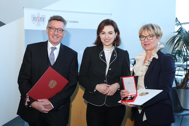 Amtsübergabe am Landesgericht Leoben: Der neue Präsidnet Robert Wrezounik, Justizministerin Alma Zadić und die ehemalige Präsidentin Ulrike Haberl-Schwarz (v.l.) | Foto: Freisinger