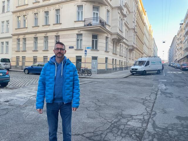 Markus Österreich von Neos Margareten weist darauf hin, dass es sichere Radverbindungen für Kinder und deren Eltern geben muss.  | Foto: Neos