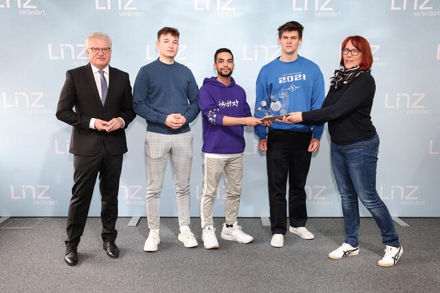 Die letztjährigen Sieger Arsham Edalatkhah, Martin Hausleitner und Sandin Habibovic beschäftigten sich mit der Förderung von sozialer Interaktion innerhalb der Nachbarschaft. | Foto: Stadt Linz