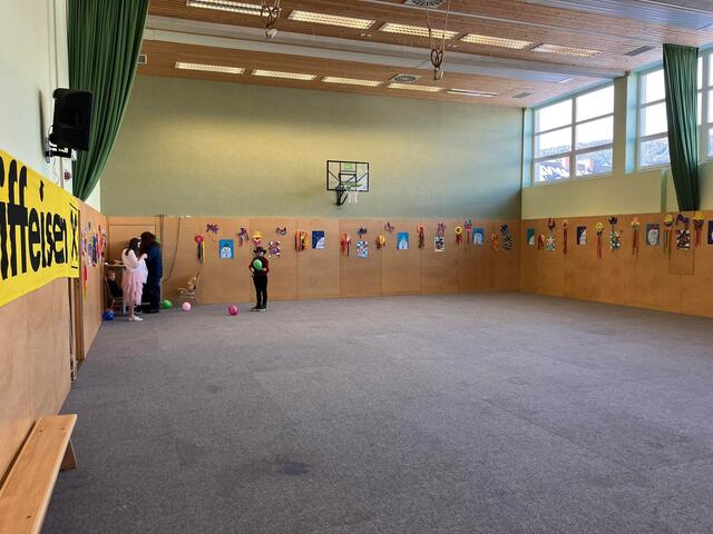 Die Kinder des Kindergartens und der Volksschule Fischbach gestalteten die Wände im Teufelsteinsaal mit lustigen und kreativen Faschingsbildern