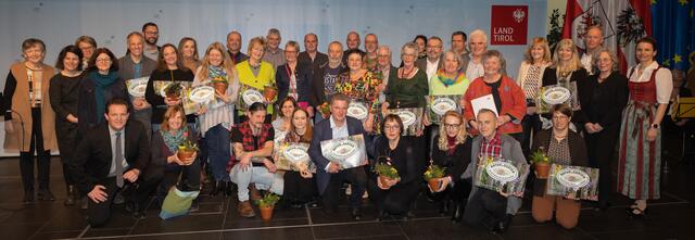 PreisträgerInnen aus den Gemeinden Axams, Flaurling, Inzing, Kematen, Natters, Pettnau, Scharnitz, Telfs, Völs, Zirl: Christoph Klocker Rudolf Mrkwicka und Fetz Henriette, Brigitte Draxl, Gabriele Jehle und David Wallnöfer, Lydia Naschberger-Schober und Michael Schober, Renate Bair und Strassegger Rudolf, Martina Staudacher, Inge Kolin und Arno Thurnbichler, Renate und Peter Brunner, Karl Heinz Haid, Melanie-Brigitte Gärtner, Evelin und Markus Einkemmer Nicole und Klaus Gritsch, Sandra Schönherr, Susanne Lantos und Monika Marte. | Foto: Victoria Hörtnagl