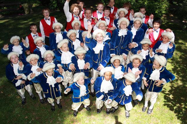 Die Mozart Sängerknaben Wien spielen im Waldmüllerzentrum mit Mädchen die Oper "Brundibár".  | Foto: Mozart Knabenchor Wien