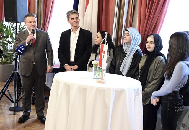 "Selbstverständlich gehört Ihr zu Wien, Ihr seid ein wichtiger Teil dieser Stadt und dieser Gesellschaft. Wir stehen hinter Euch", sagte Bürgermeister Ludwig (links) beim Rathaus-Empfang der Schulklasse. | Foto: C.Jobst/PID