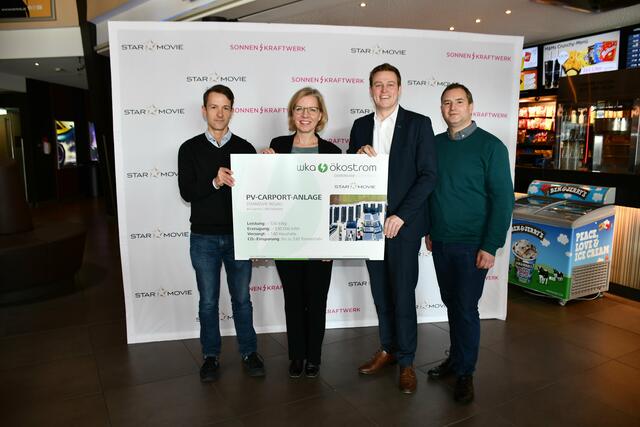 Star Movie Geschäftsführer Hans-Peter Obermayr, Bundesministerin Leonore Gewessler, Landesrat Kaineder und Star Movie Geschäftsführer Klaus Obermayr am Freitag in Regau.  | Foto: Star Movie