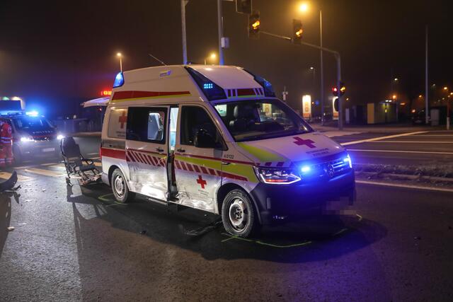 Rettungstransportwagen des Welser Roten Kreuzes kollidiert mit Pkw und Patienten an Bord während Einsatzfahrt. | Foto: laumat.at