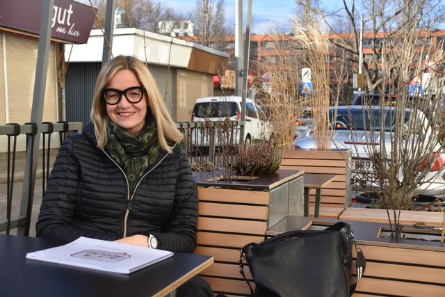 Sigrid Mayer in der Grätzeloase in der Rosaliagasse. Diese ist im Rahmen von "Mei Meidling" entstanden. | Foto: Karl Pufler