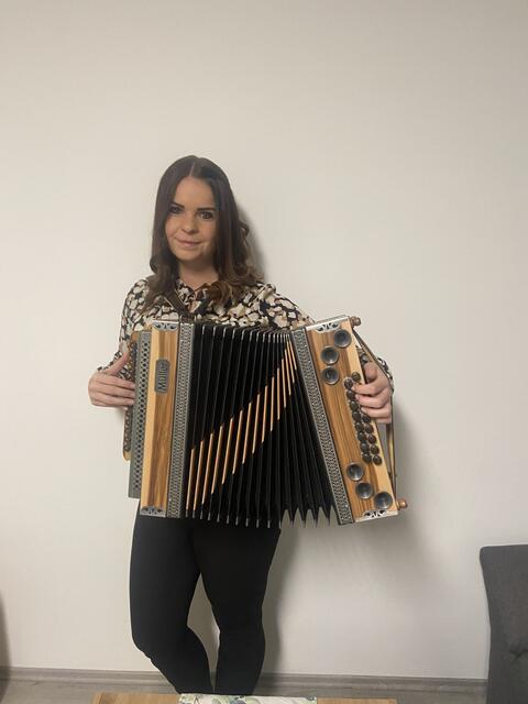 Die Liebe für die steirische Harmonika begleitet Anna Lena Kois von Kindesbeinen an. | Foto: Privat