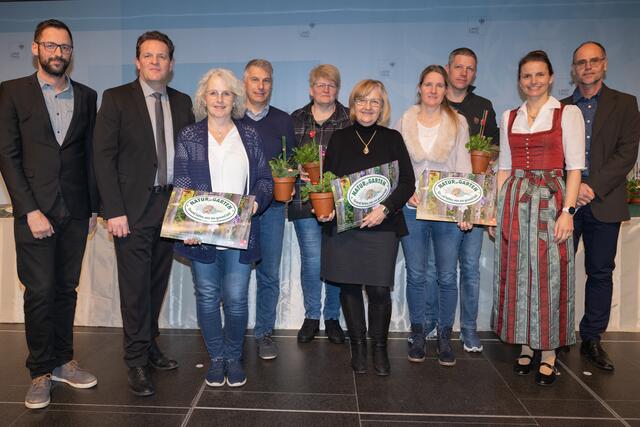 Die PreisträgerInnen aus den Gemeinden Assling, Leisach, Lienz und Thurn mit René Zumtobel (2.v.l.) und der Obfrau des Tiroler Bildungsforums Bettina Ellinger (2.v.r.). | Foto: Victoria Hörtnagl