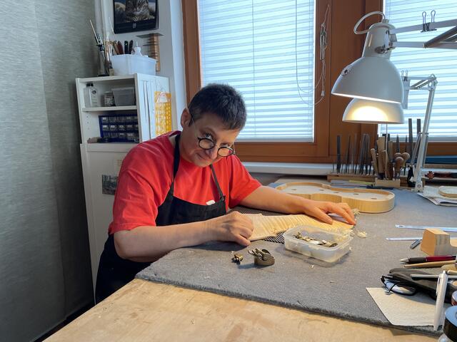 Die kleinen Hobel werden genutzt, um das Holz in Form zu bringen.  | Foto: Miriam Al Kafur