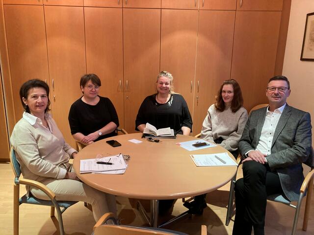 Brigitte Pössl (links) mit Arbeitskolleginnen und Bürgermeister Roland Pichler bei ihrer ersten Dienstbesprechung als Amtsleiterin. | Foto: Gemeinde Engelhartszell