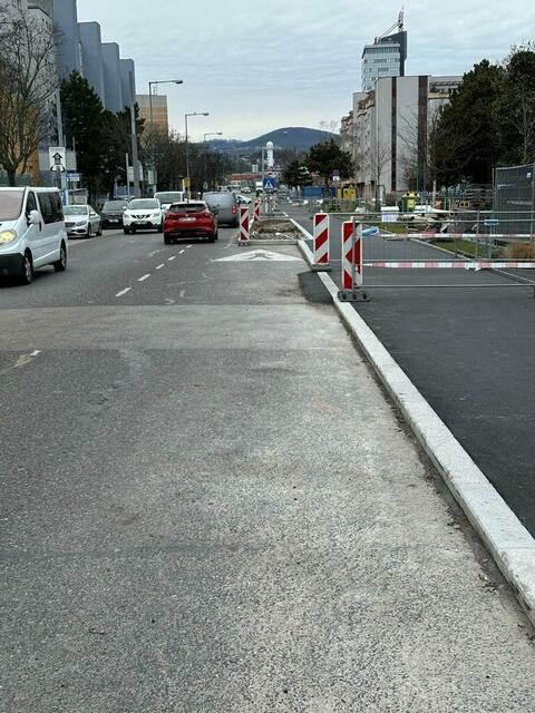 Verläuft alles nach Plan, sind die Bauarbeiten und damit auch der Radweg in der Lorenz-Müller-Gasse bis April fertig. | Foto: BV20