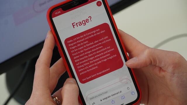 Der AI-Concierge stellt sich vor und räumt ein, dass er noch viel zu lernen habe. | Foto: Felix Hallinger