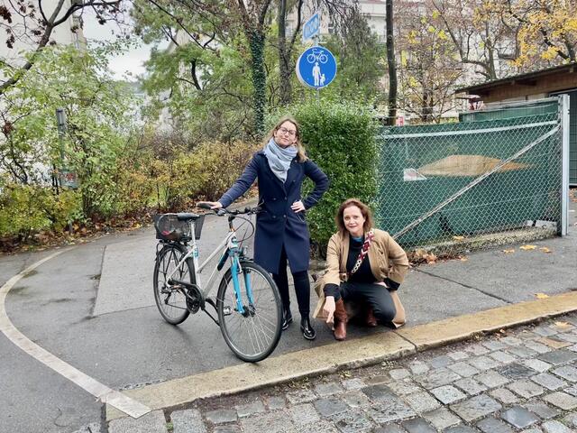 Ana Badhofer (Neos Wieden, links) und Hanna Adlaoui (Neos Margareten, rechts) wollen die Radwege kindergerechter machen und dadurch den Weg zu den Bildungsstätten sicherer gestalten.  | Foto: Ana Badhofer