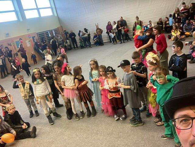 Der ganze Teufelsteinsaal lud zum Toben und Spielen ein. | Foto: Kinderfreunde Fischbach